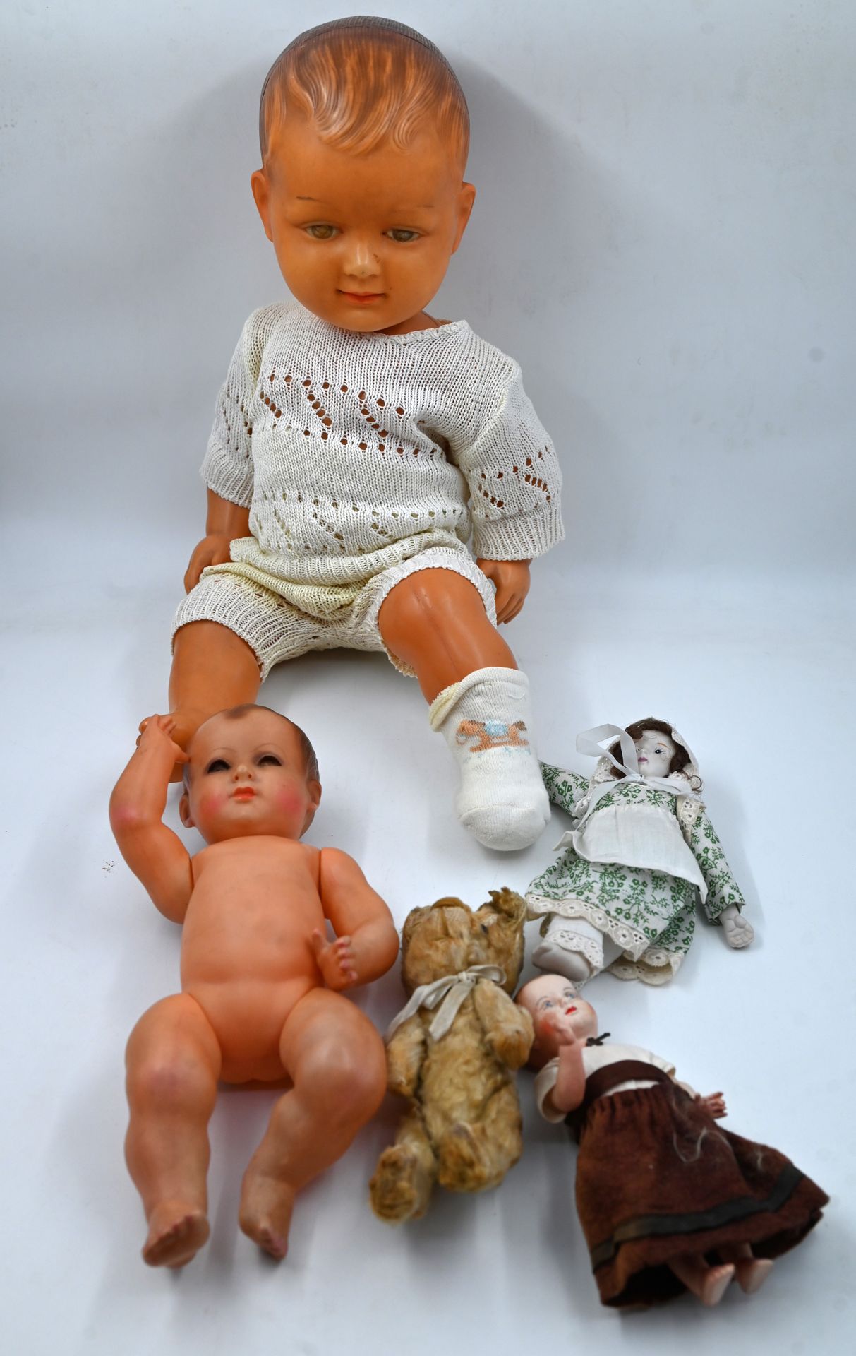 Null LOT von Babys und Puppen aus Zelluloid, darunter eines der Marke SNP. HINTE&hellip;