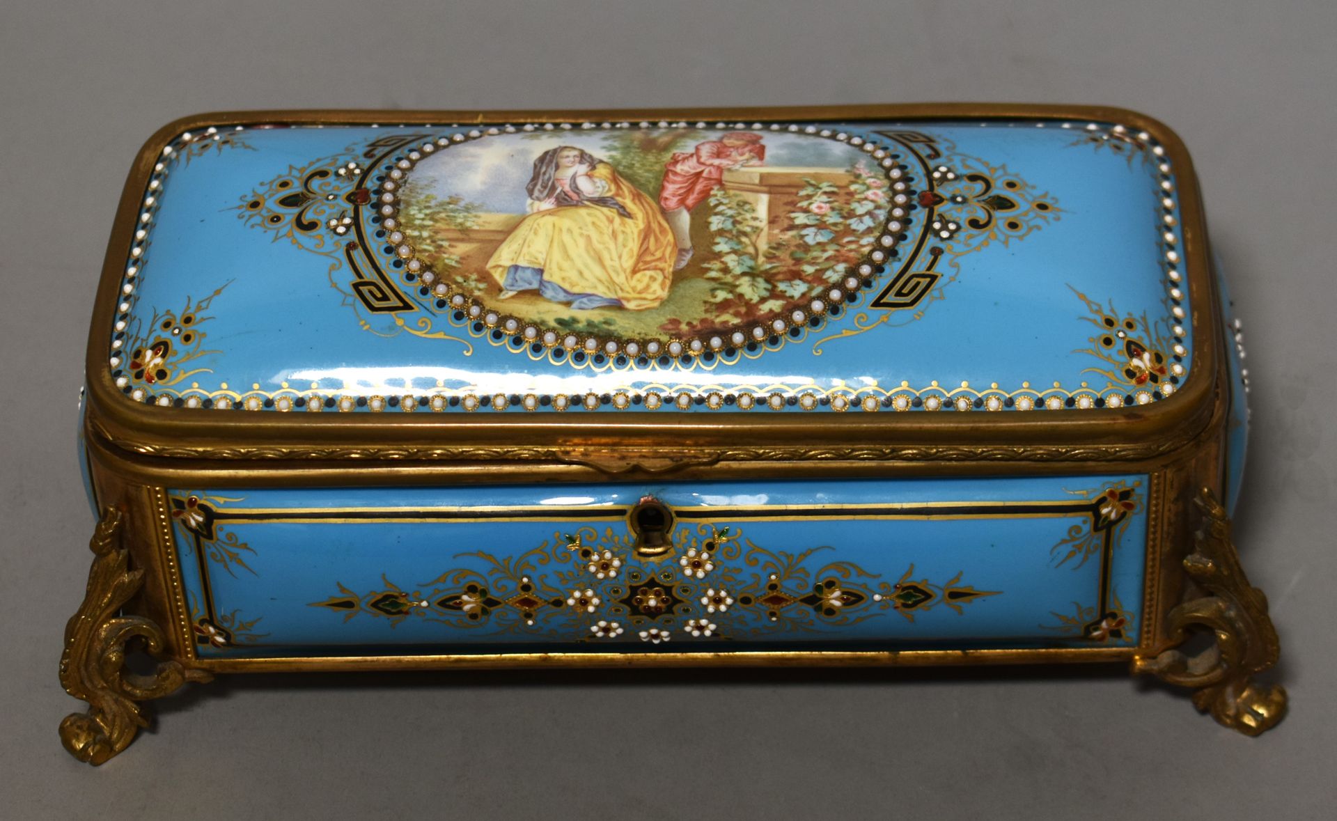 Null 长方形青瓷镀金金属盒，盒盖上饰有多彩伽蓝图案和小珍珠楣饰。长 21 厘米