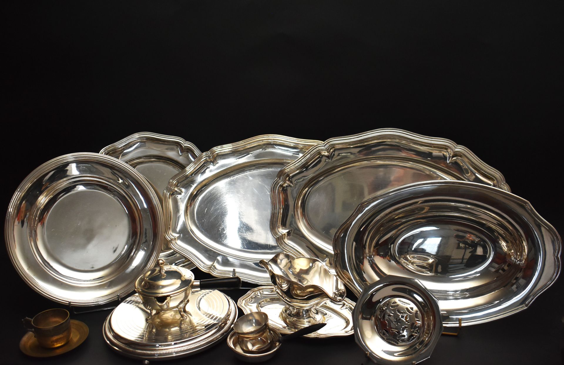Null LOTE de metal plateado liso: tres platos ovalados (uno hueco), cuatro plato&hellip;
