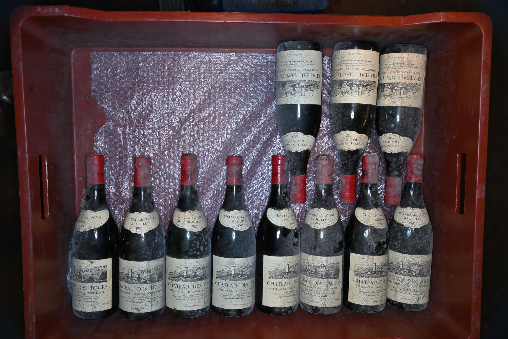 Null 11 瓶 Château des Tours Brouilly，1985 年

对标签、瓶塞或瓶子或大瓶装酒的状况不作任何投诉。