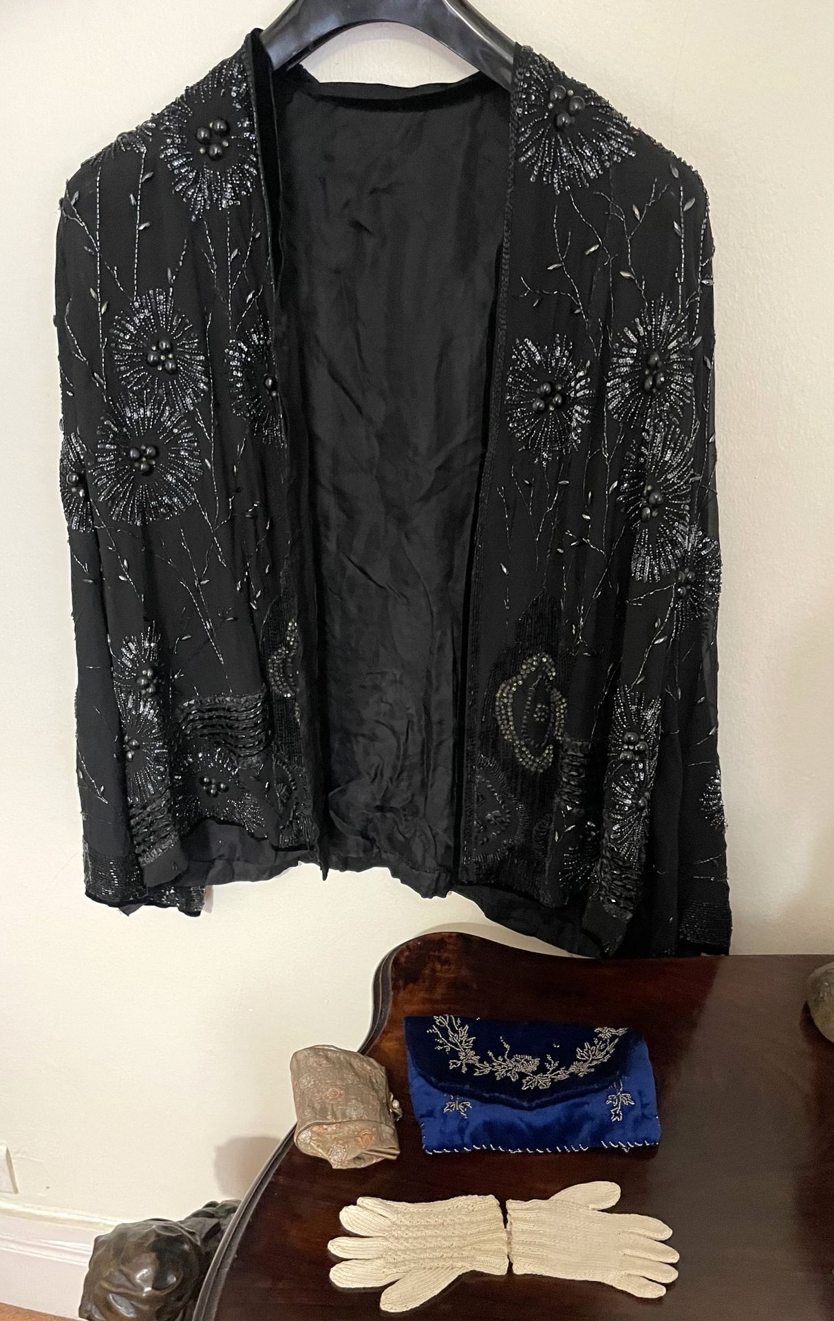 Null LOTE: bolso de perlas, cartera, chaqueta de perlas negras fluidas, par de g&hellip;
