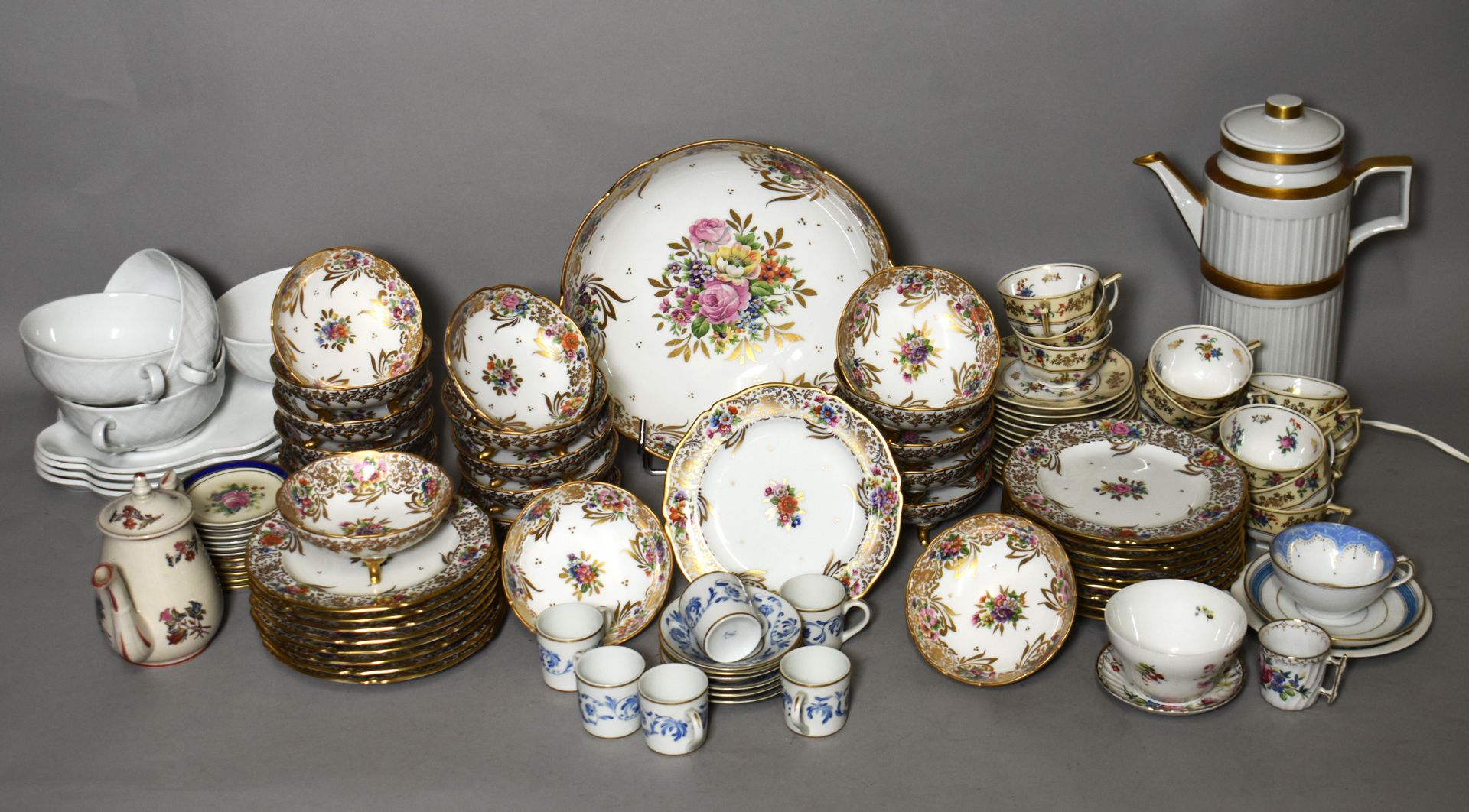 Null LIMOGES，Rafelin：带有多色金花装饰的瓷器甜点服务，包括：盛餐碗、18 个碗、18 个碟子和大约 14 个类似设计的杯子和碟子。附：一个白&hellip;