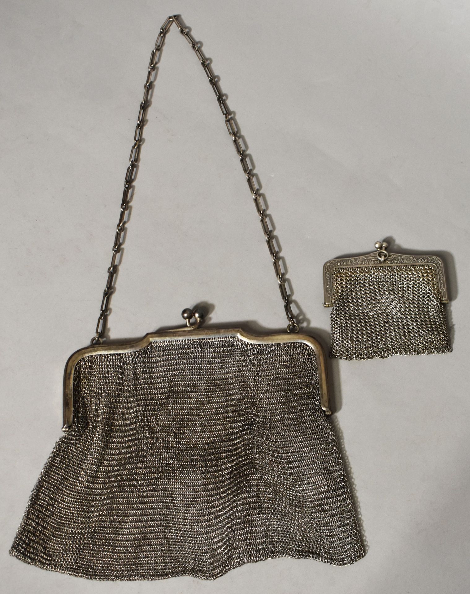 Null HANDBAG and HANDKERCHIEF in silver mesh. Total weight 250 g.