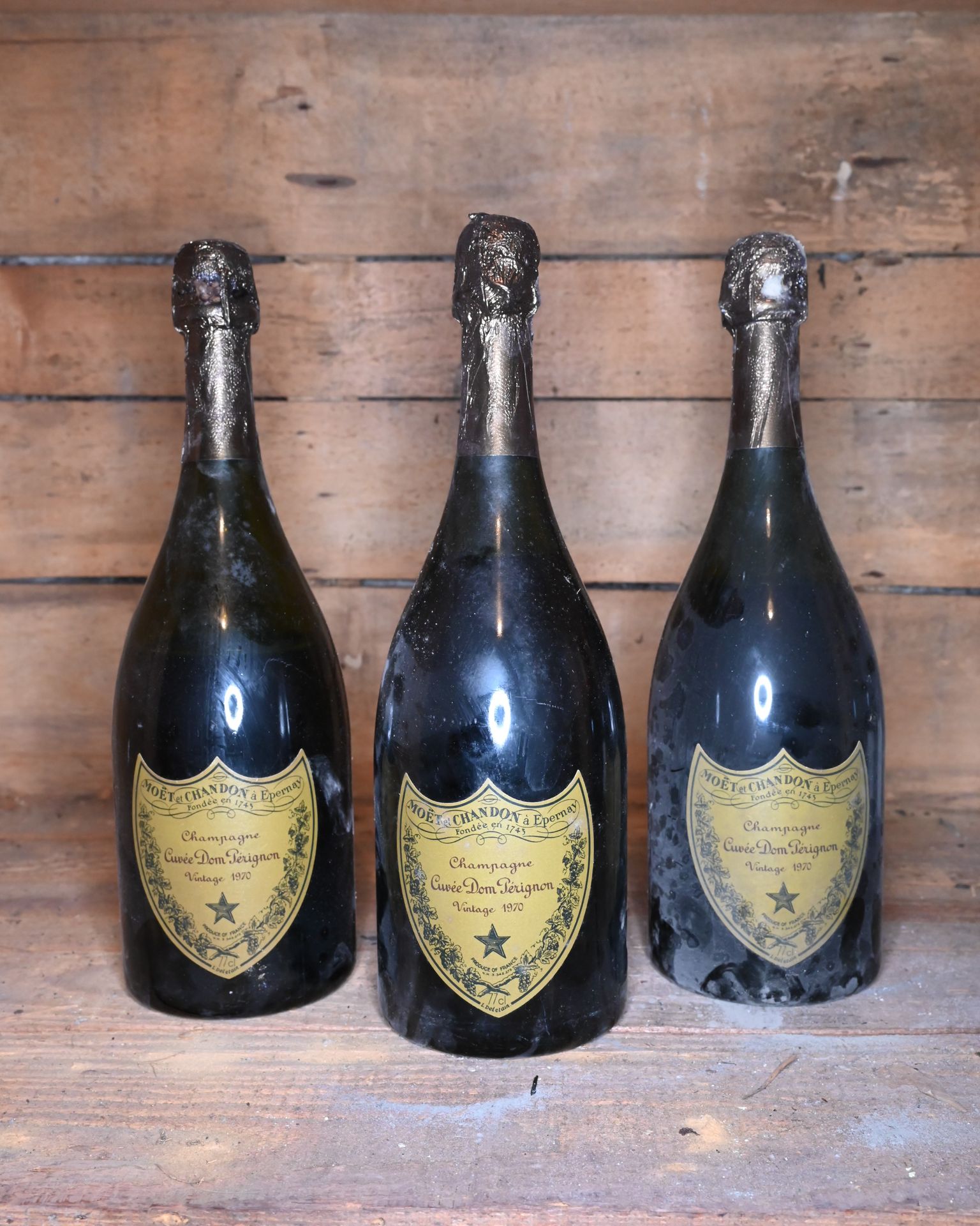 Null 3瓶1970年唐培里侬香槟。 

对标签、瓶塞或瓶子或大瓶装香槟的状况不作任何投诉。