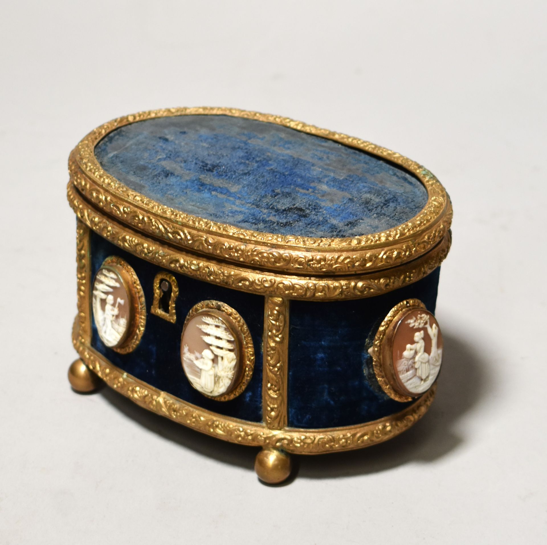 Null BOITE à bijoux ovale en laiton et velours bleu, ornée de six camées (un dét&hellip;