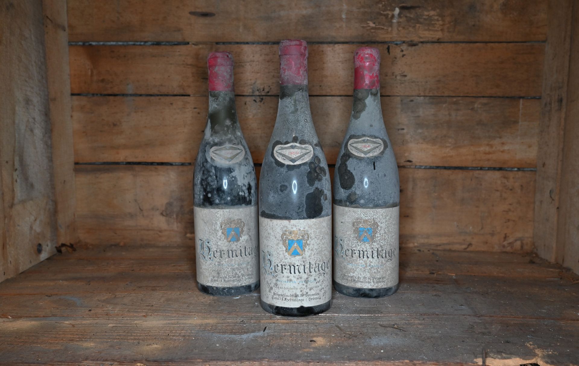 Null 9 Flaschen Hermitage rouge Marquis de Buissieu 1964.

Der Zustand der Etike&hellip;