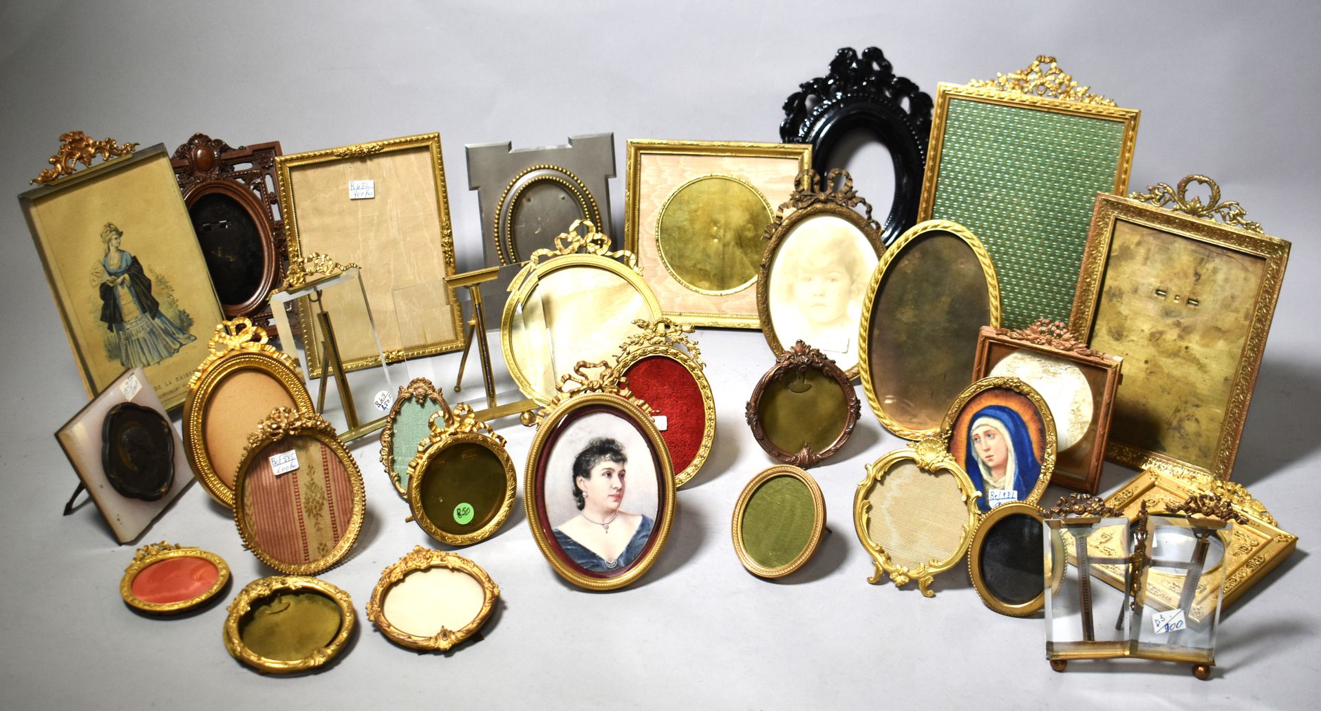 Null 一批鎏金金属、黄铜、青铜及其他桌框（约三十件），其中包括一件署名 "Cochard "的桌框，上面有一幅戴着珍珠项链的女性微型肖像。
