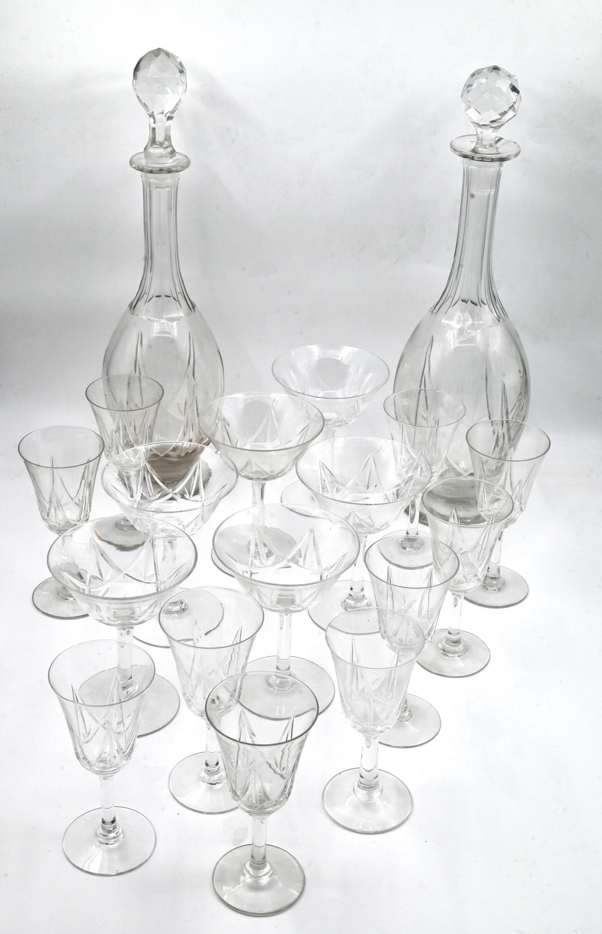 Null SAINT-LOUIS : PARTIE DE SERVICE de verres en cristal taillé comprenant six &hellip;