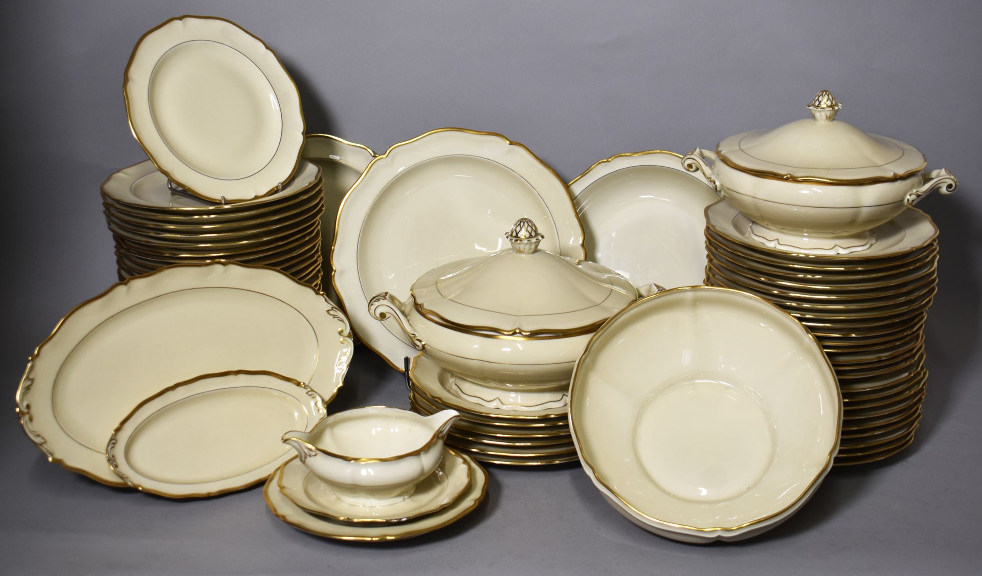 Null LIMOGES, Ancienne Fabrique Royale : PARTIE DE SERVICE de table en porcelain&hellip;
