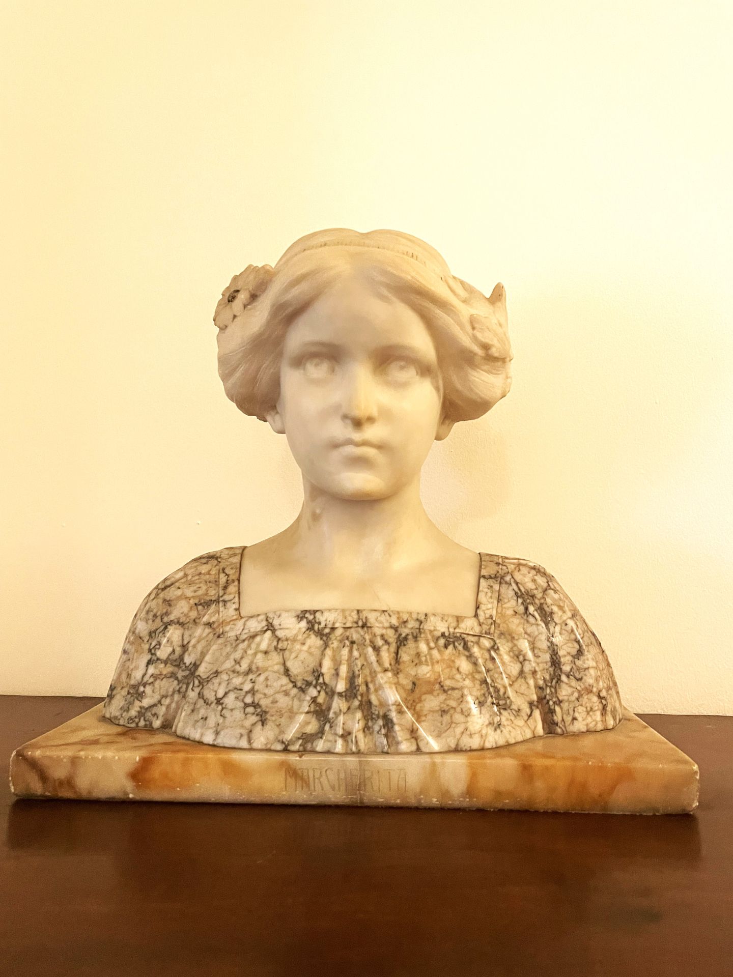 Null 归功于理查德-奥里利（1864-1943 年）：双色大理石底座，描绘了一位梳着发髻的少女，底座上的标题为 "玛格丽塔"。约 1900 年。高 30 -&hellip;