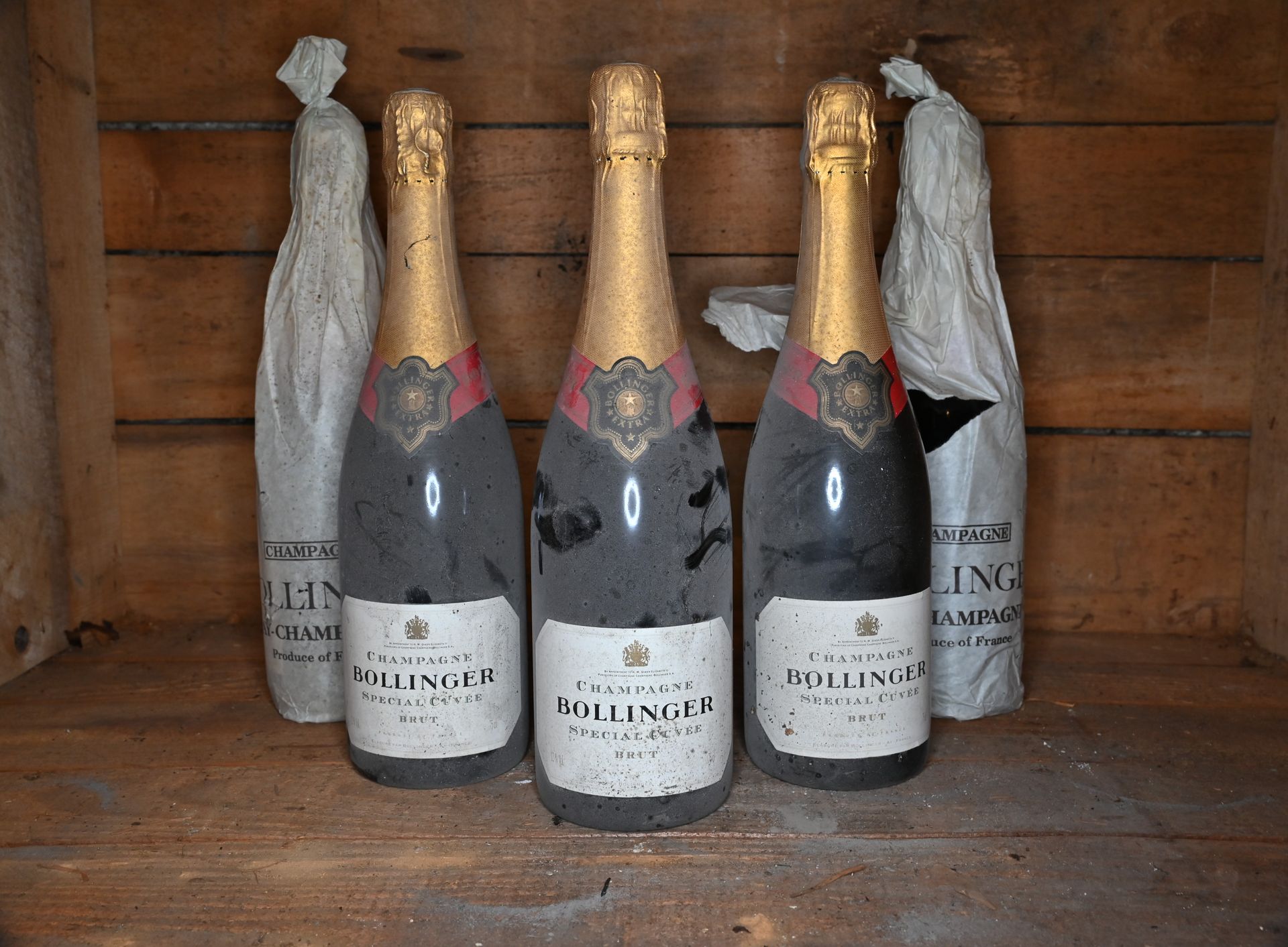 Null 6 Flaschen Champagner Bollinger Spécial Cuvée Brut. 

Der Zustand der Etike&hellip;