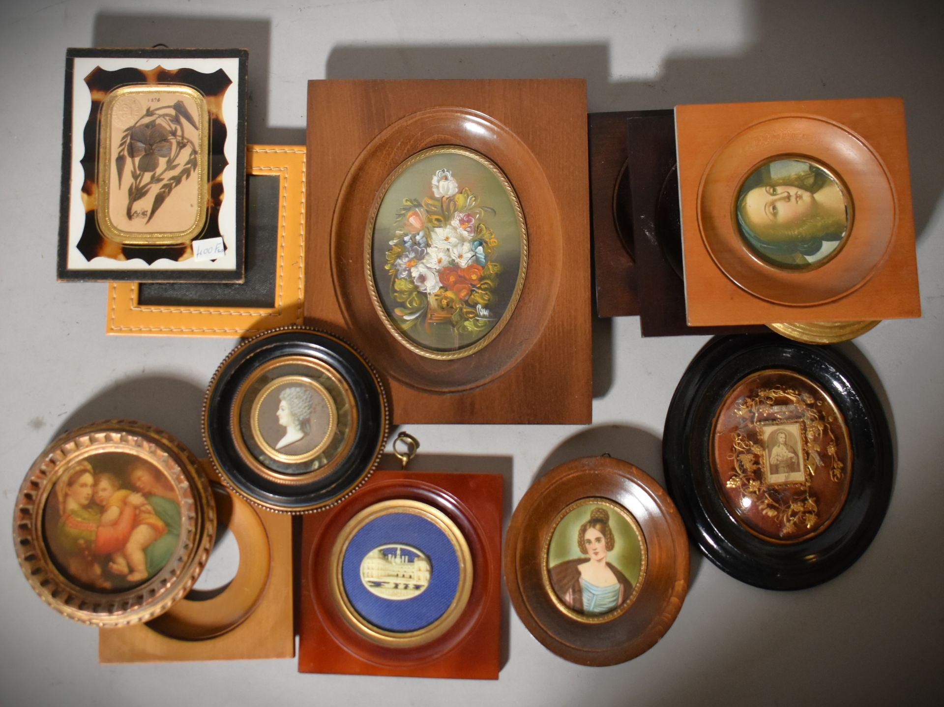 Null LOT OF MINIATURES and various frames.