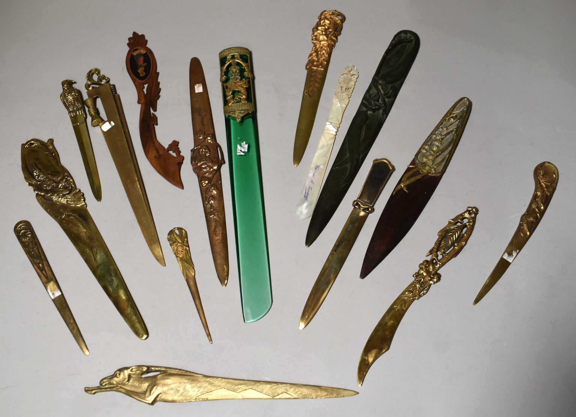 Null 一批青铜、珍珠母、玻璃或木制的雨刮器，其中一个署名 "Marrionnet"。
