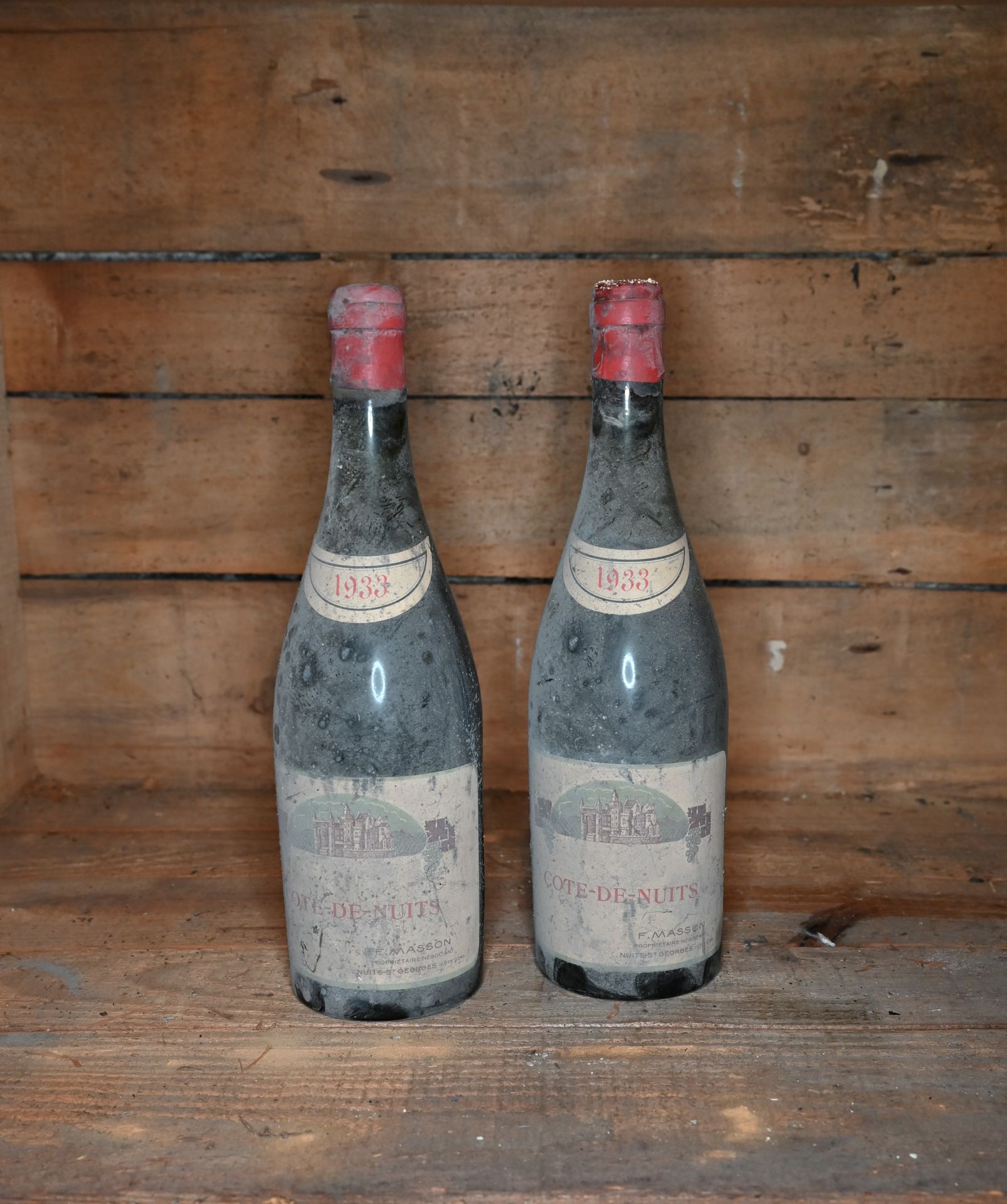 Null 2 bottiglie Côté de Nuit F. Masson à Nuit St Georges 1933. 

Le condizioni &hellip;