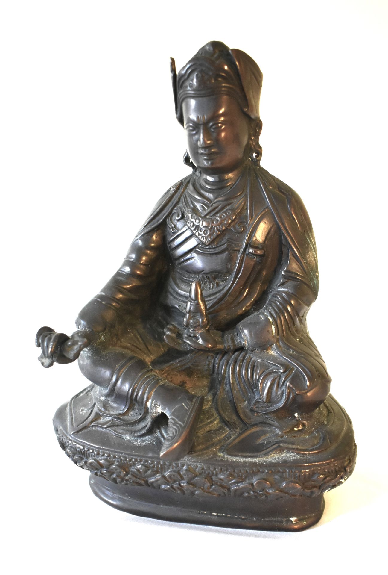 Null STATUETTE de Bouddha assis en bronze et tenant un vajra dans la main droite&hellip;