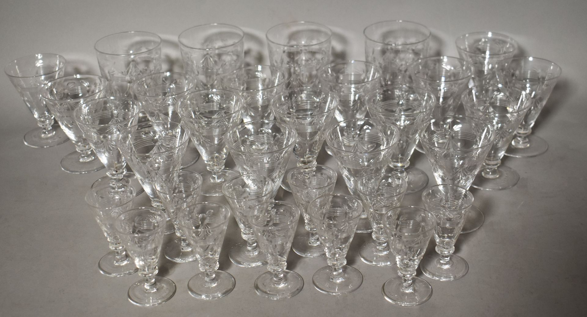 Null PARTIE DE SERVICE de verres en cristal gravé, comprenant environ quatre gob&hellip;