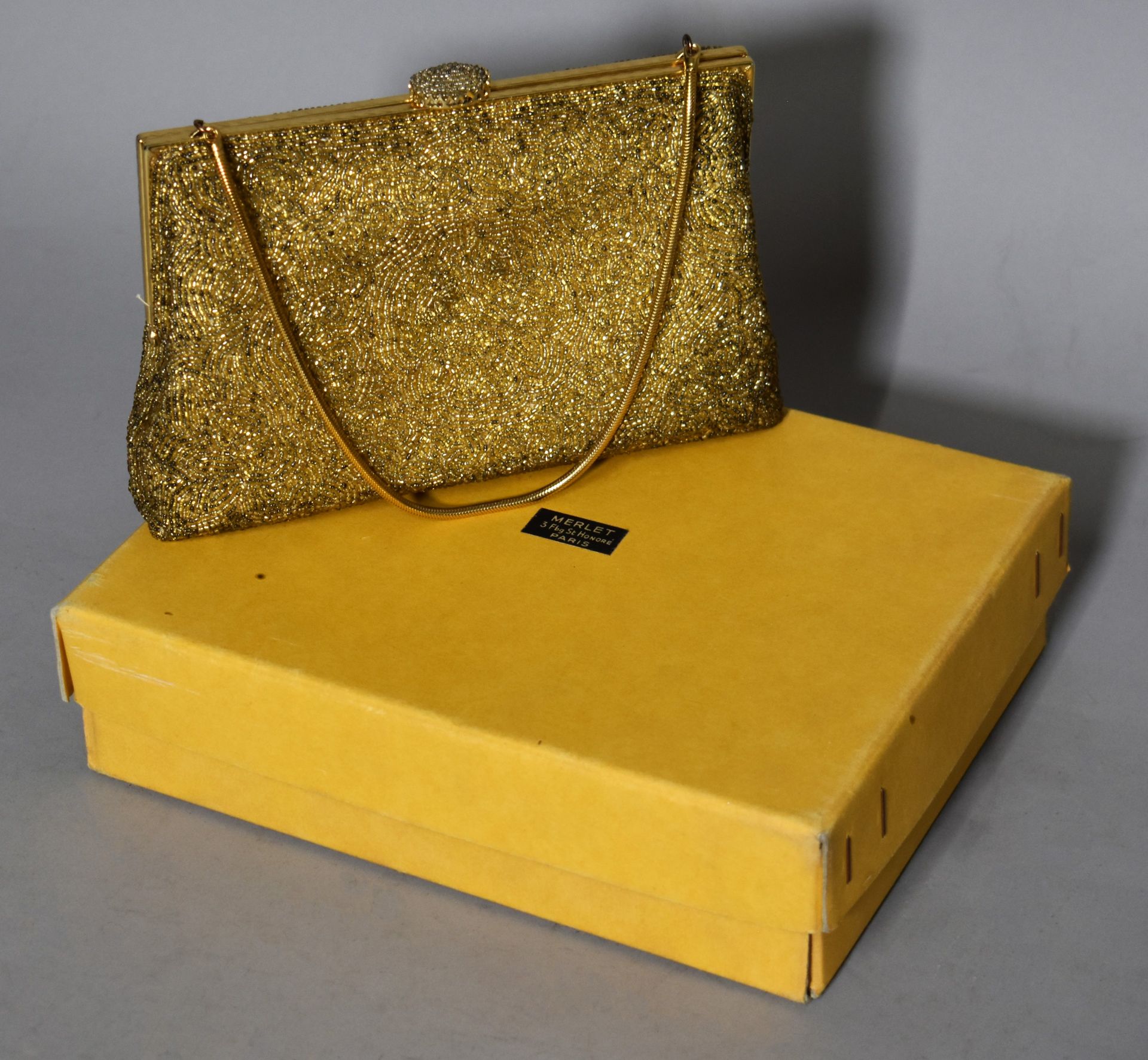 Null MERLET, Paris: Netzhandtasche aus goldfarbenem Perlmutt, signiert. In ihrer&hellip;