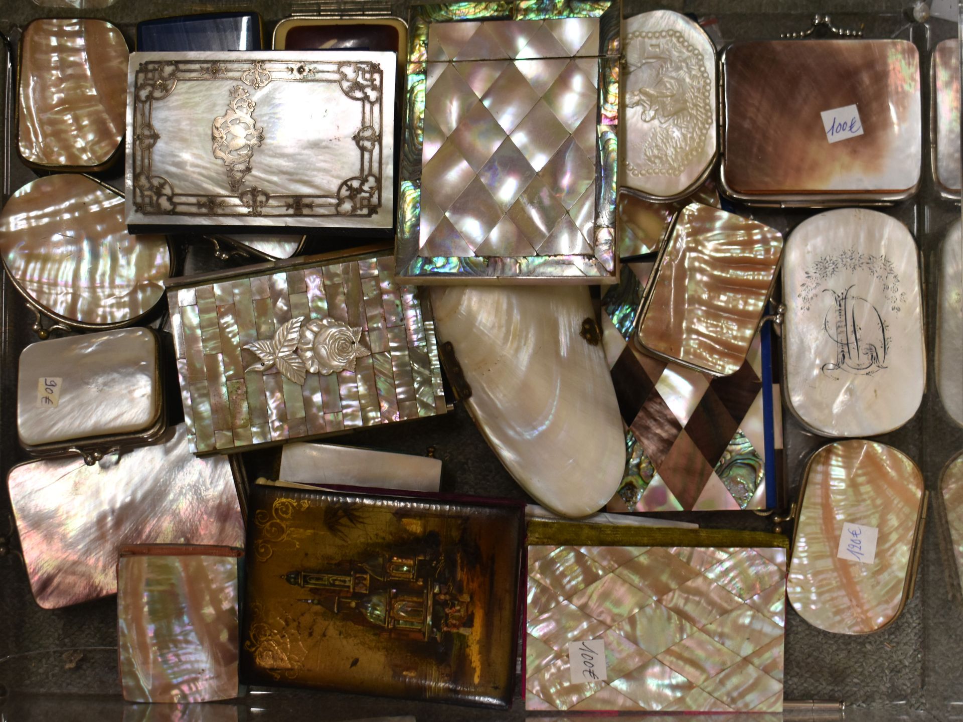 Null LOT OF CARNETS or wallets in mother-of-pearl. ATTACHED: A CARNET in burgund&hellip;