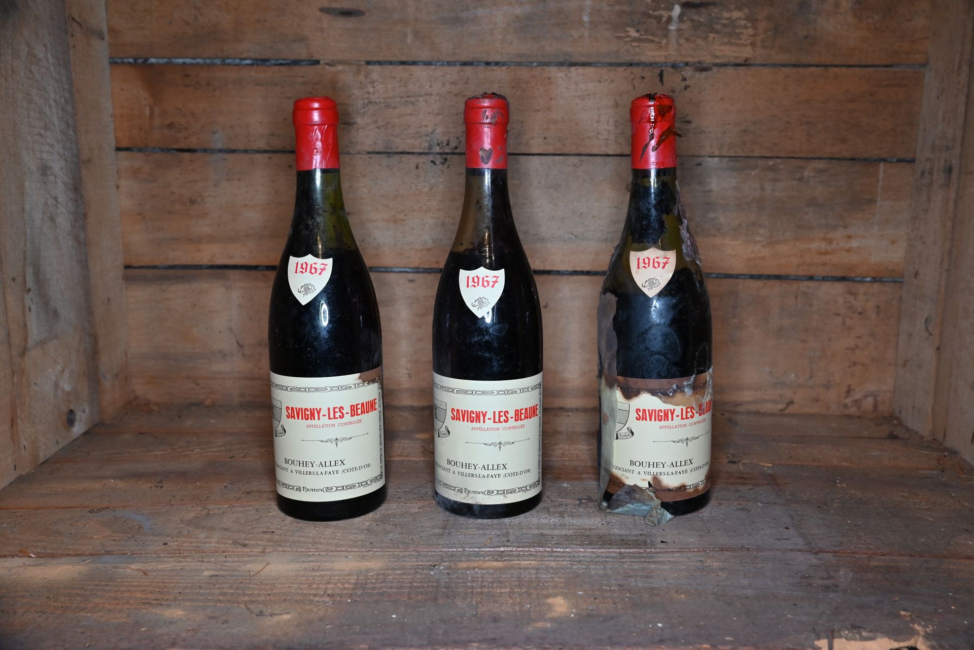 Null 3 bottles Savigny Les Beaune 1967. Bouhey-Allex. 

The condition of the lab&hellip;