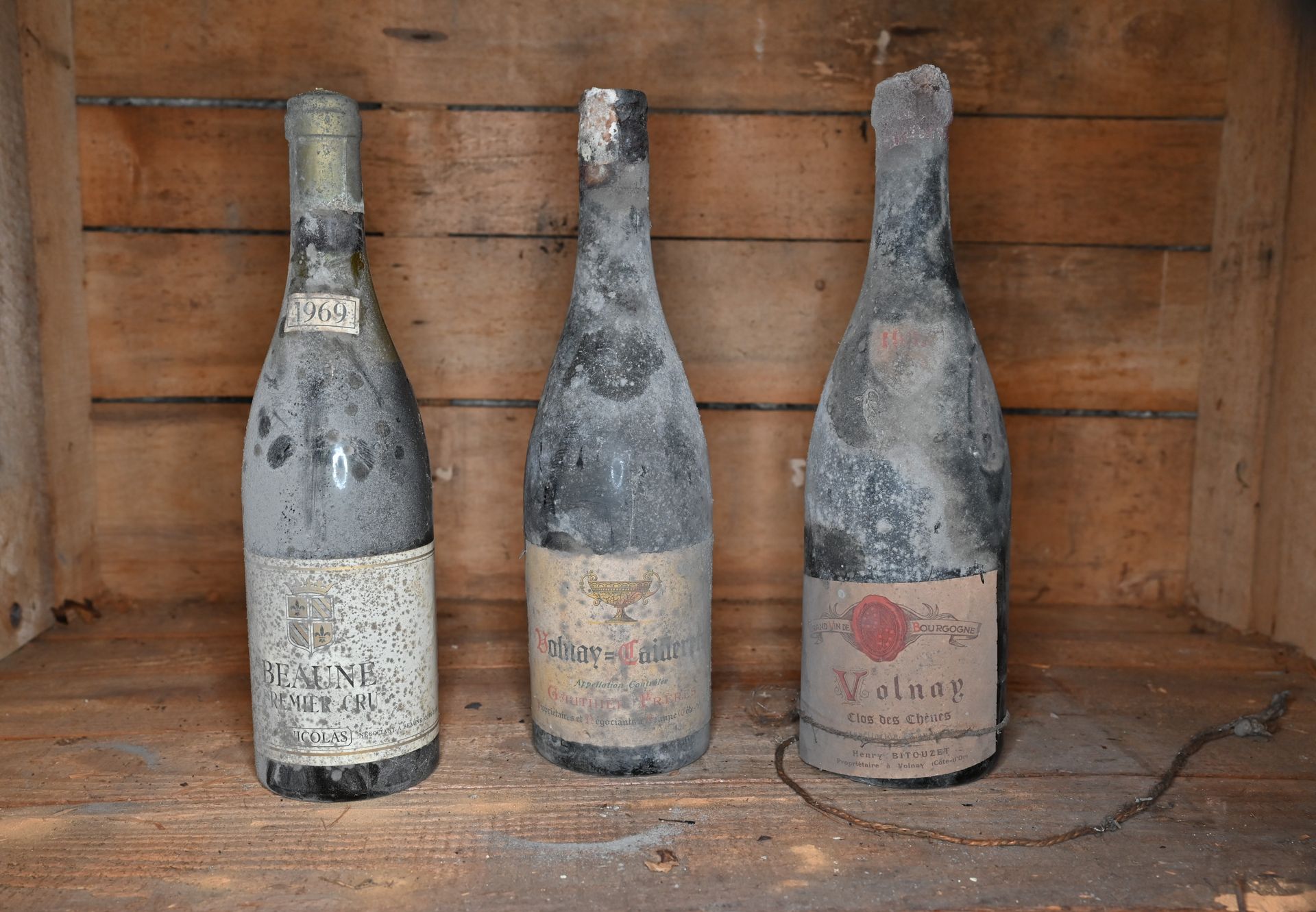 Null 3 bouteilles dont : 
Beaune 1er cru 1969. 
Volnay Caillerets Gauthiet Frère&hellip;