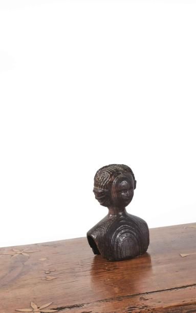 Null Buste de poupée en mélèze sculpté. Savoie. XIXe siècle. Haut. 13,8 cm
