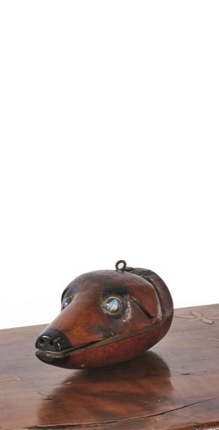 Null Marionnette en merisier sculpté figurant une tête de chien aux yeux formés &hellip;