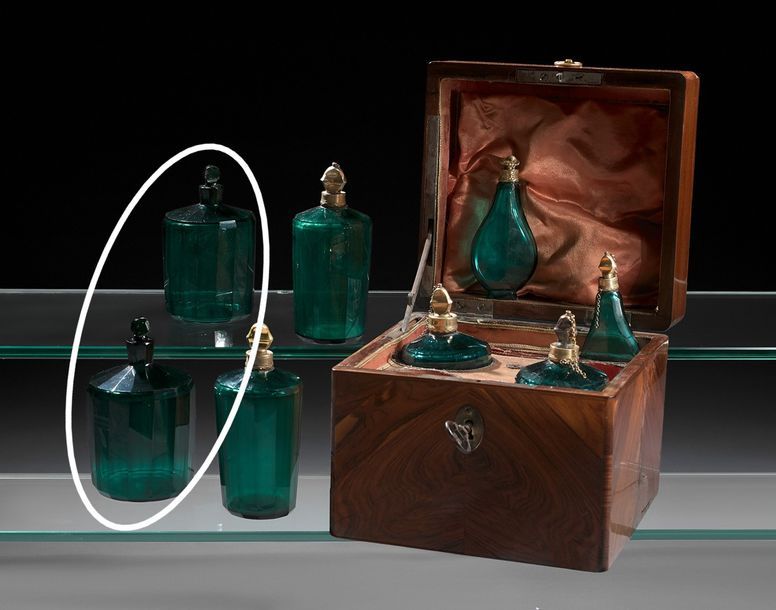 Null Paire de flacons à parfum avec leur bouchon en cristal taillé vert émeraude&hellip;