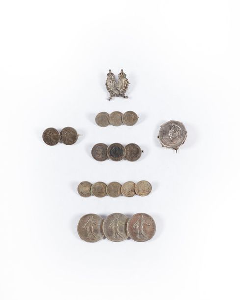 Null Sept broches dont six en pièces de monnaie en argent. Poids brut 83 g.