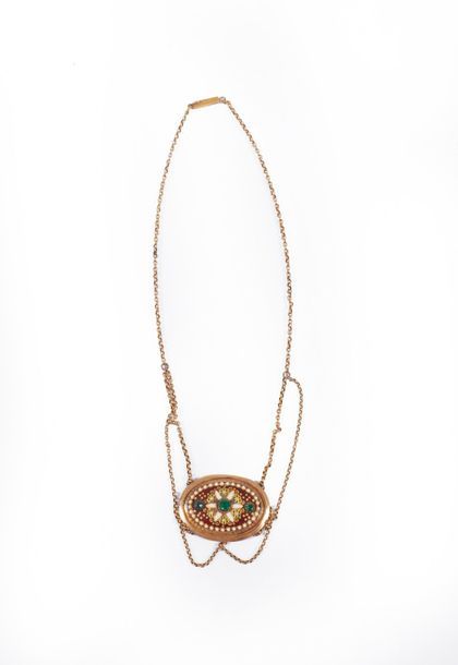 Null Chaine d'esclavage en or avec médaillon émaillé et pierres vertes. 1819-183&hellip;