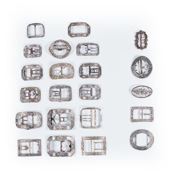 Null Dix-sept boucles en argent à ardillon (573 g.) et cinq boucles en métal.