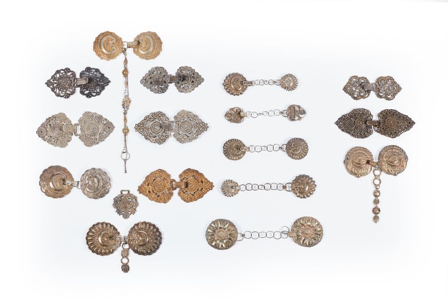 Null Treize boucles de chape en argent (314 g.) et trois boucles en métal.