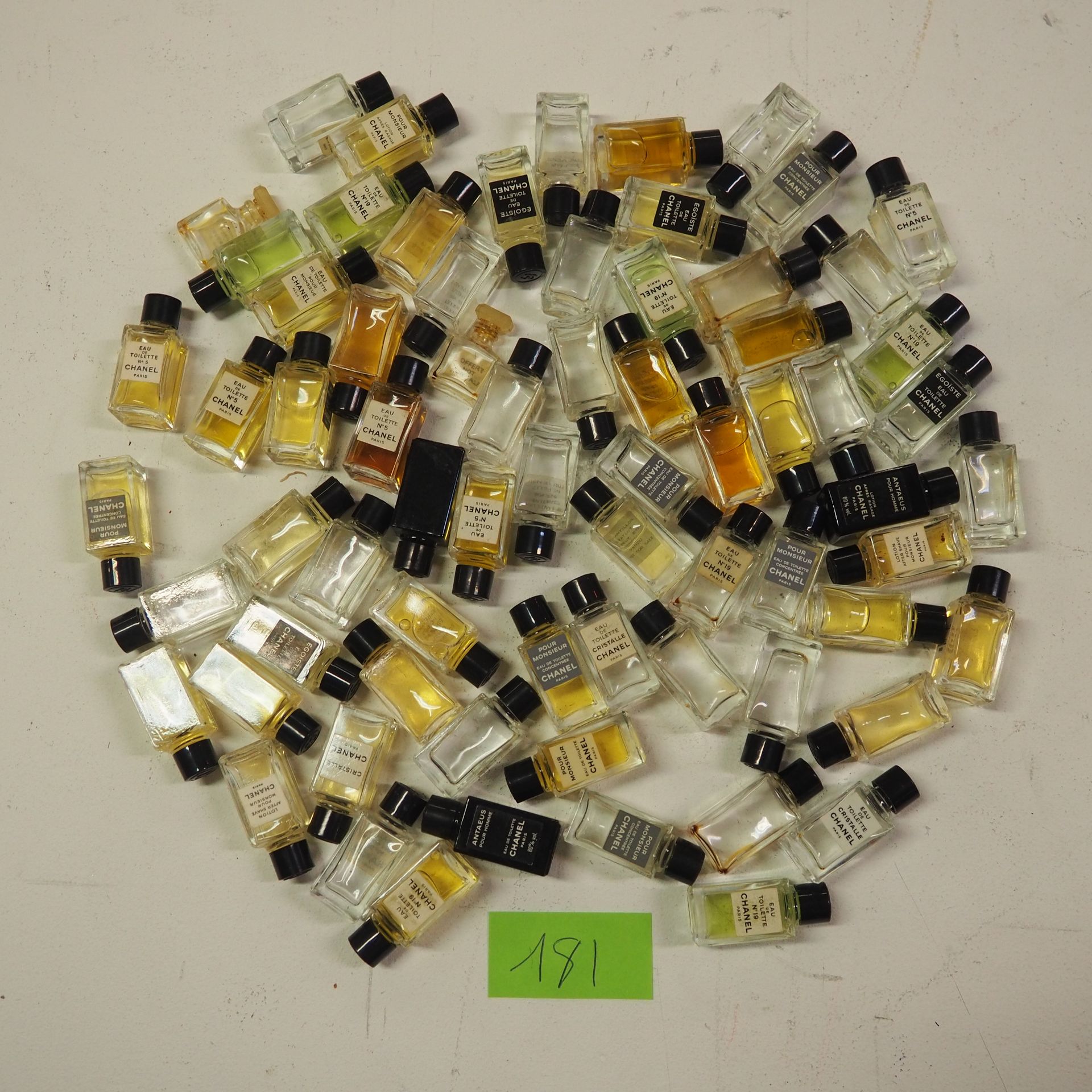 CHANEL Chanel : Lot de 70 anciennes miniatures parfums et eaux de toilettes