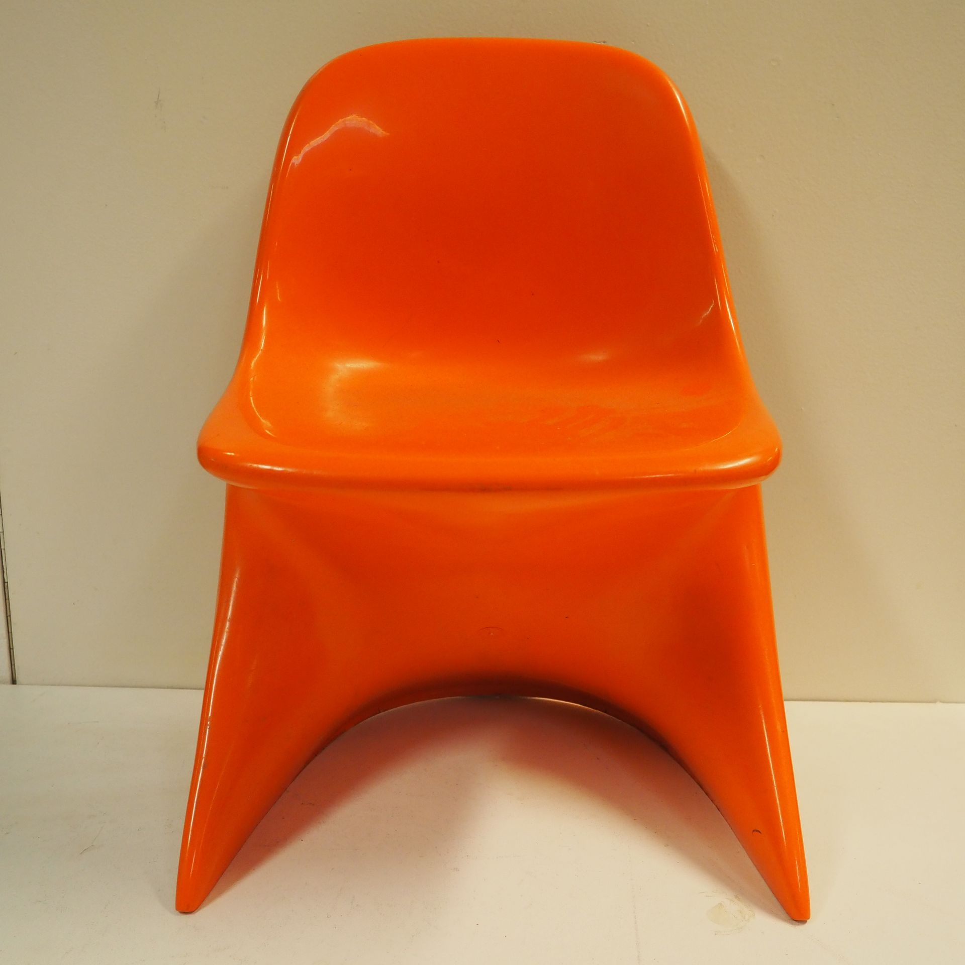 Alexandre Begge Alexandre Begge / Casala: 儿童椅，Casalino模型，设计于1970年，模制塑料，橙色，第一系列