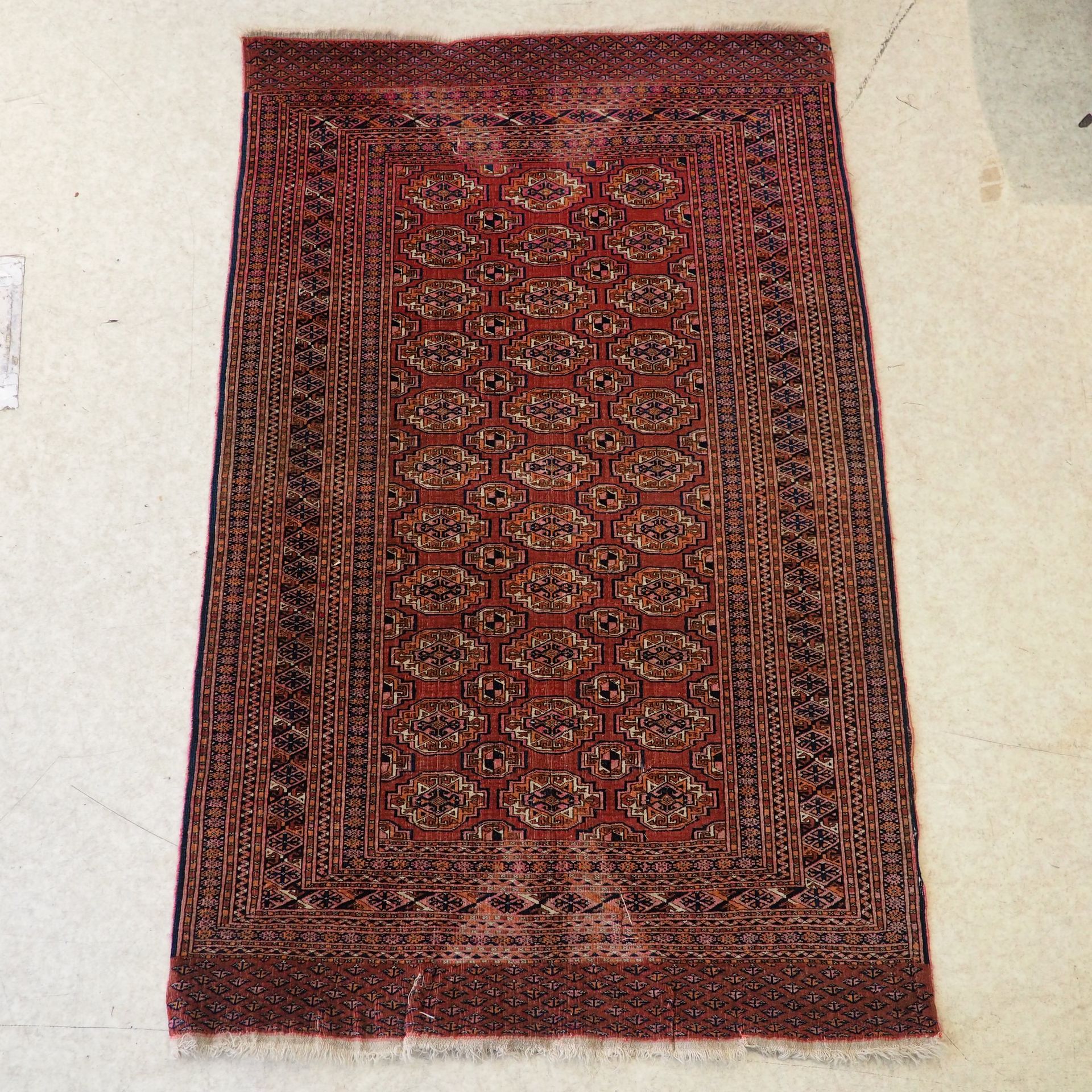 Null 1950年左右的Boukara，手工打结的羊毛，所有的红色领域都有guhl装饰，有许多边框的框架。状态: 磨损和撕裂，尺寸: 190 x 117 cm&hellip;