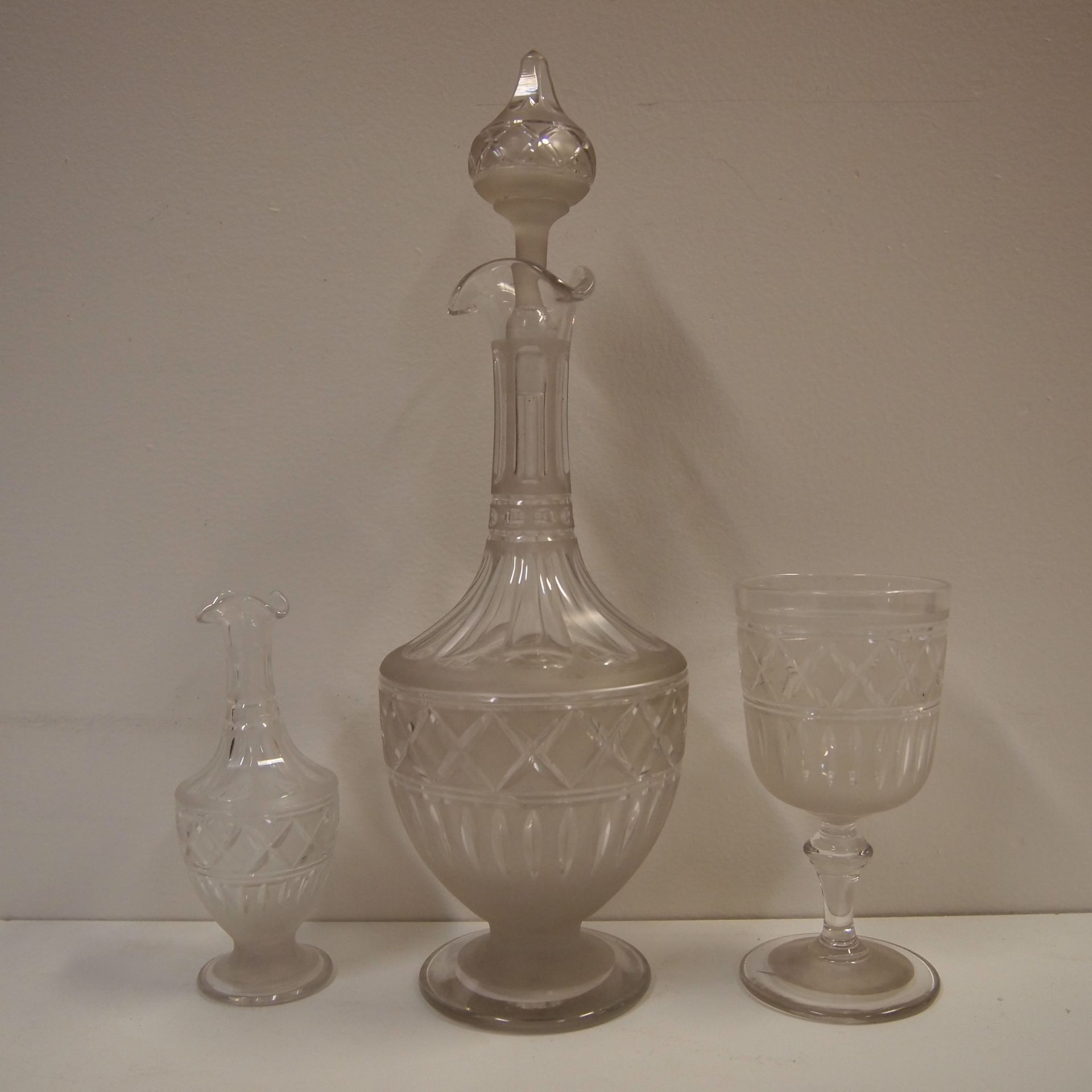 BOHEME Boemia : Set di 3 pezzi 19° secolo, cristallo tagliato, caraffa con tappo&hellip;