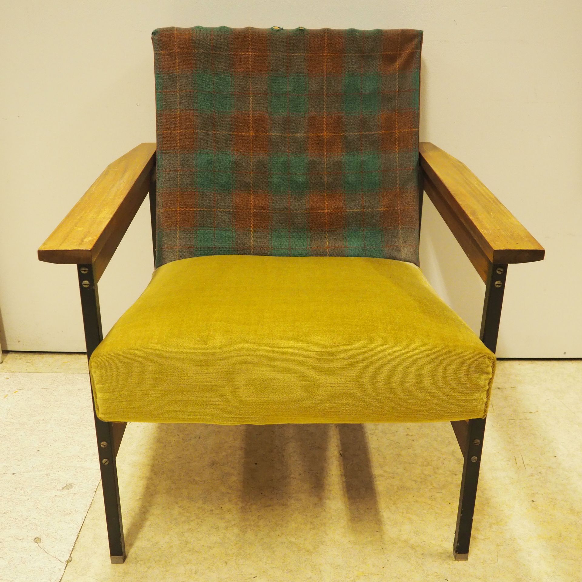 Null 扶手椅（约1960年）：天然木和金属框架，黑色漆面的方形部分，座椅和靠背用织物装饰。