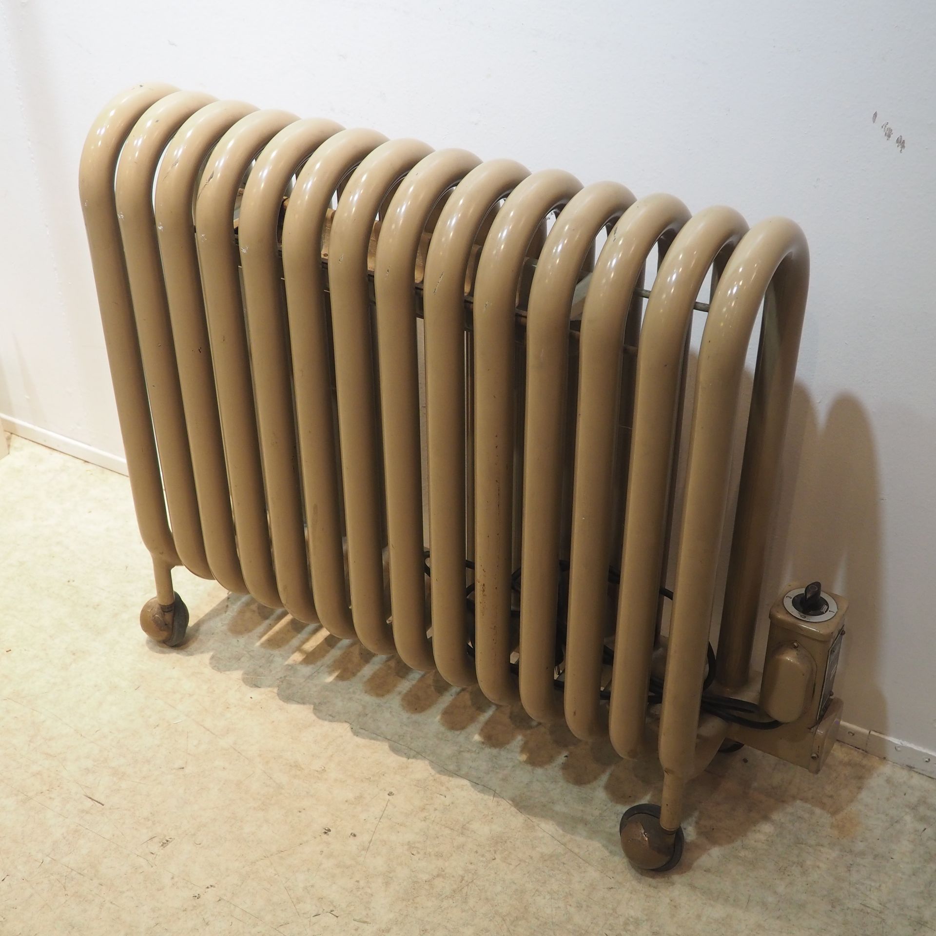 Foster Arbon Suisse 瑞士Foster Arbon：约1950年的电热油浴散热器，弧形漆面钢管，2000瓦，带恒温器和位置，高：70，D：20&hellip;