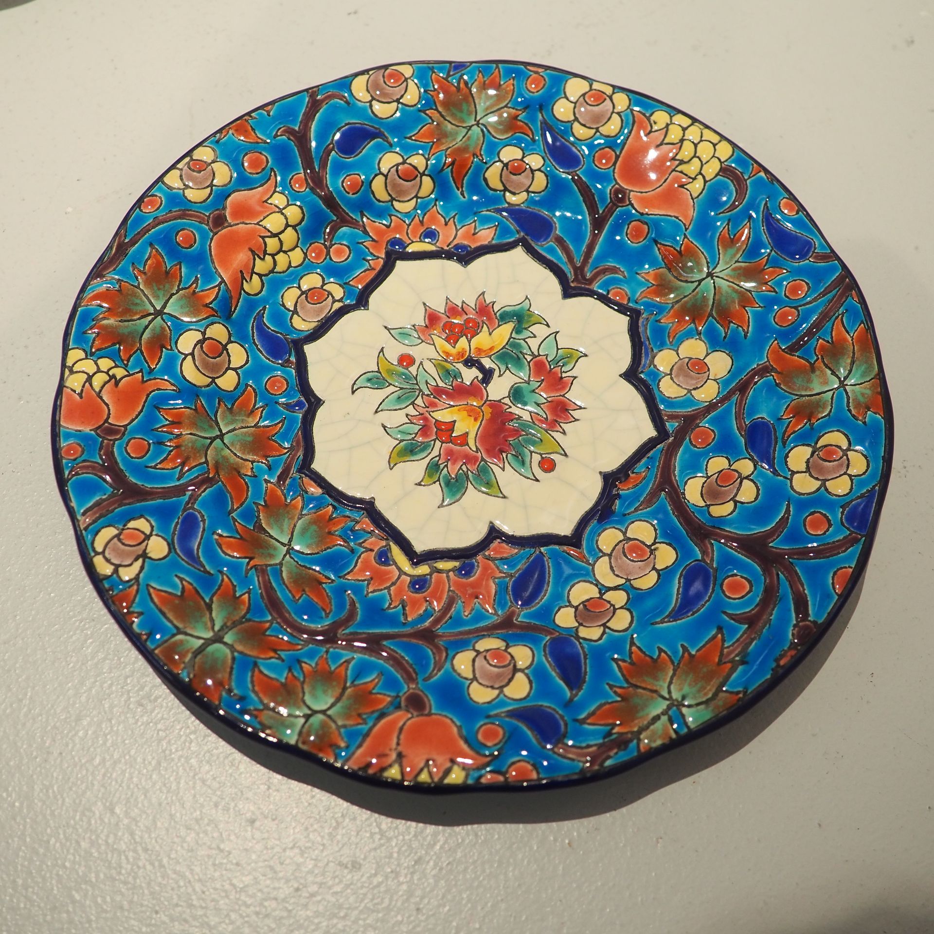 EMAUX DE LONGWY Emaux de Longwy : 釉面陶盘，苹果树花装饰，直径：19.7厘米