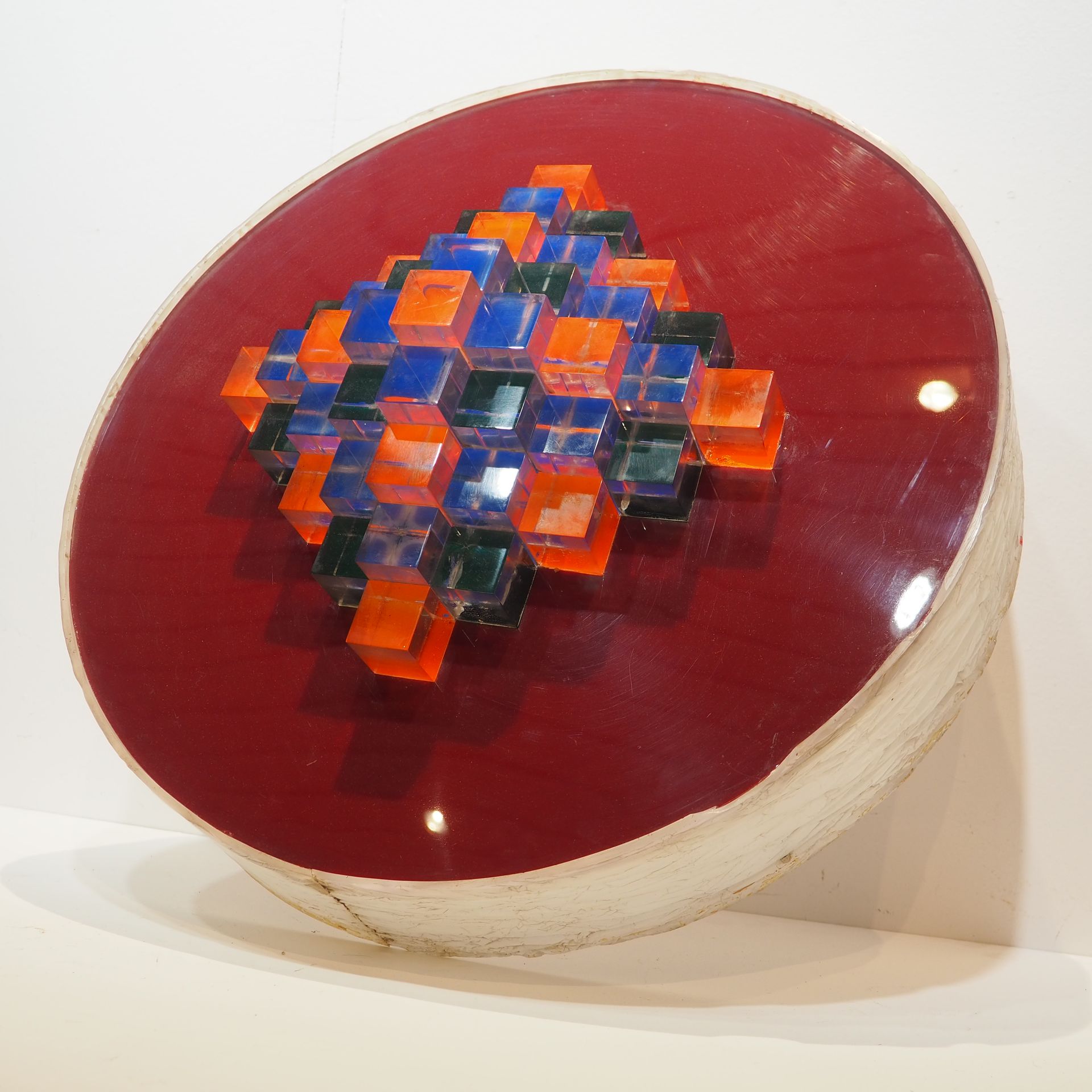 Null 动感艺术：1970年左右的吸顶灯，由彩色立方体组成的有机玻璃，直径：61，厚度：22厘米，（电力系统丢失）。