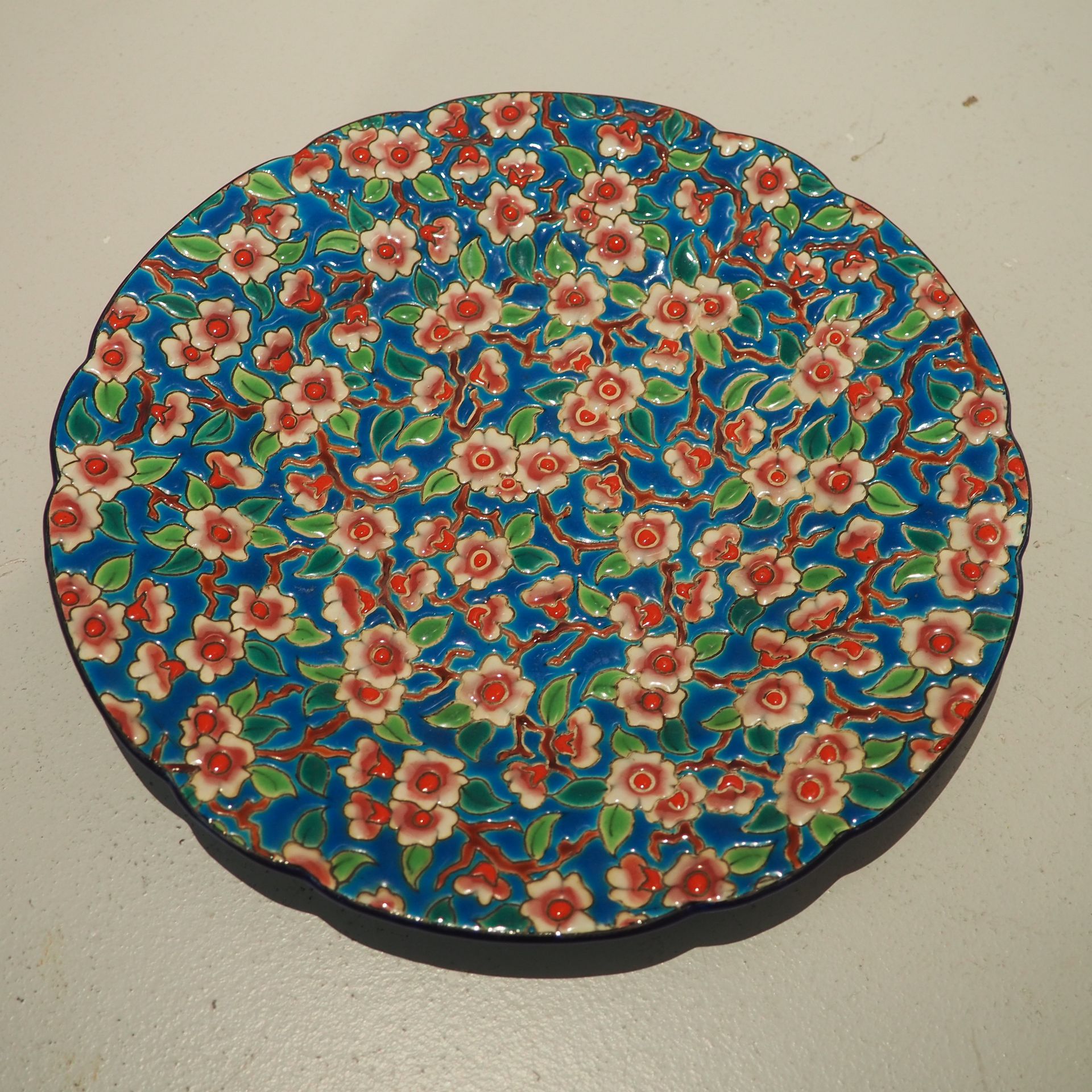EMAUX DE LONGWY Emaux de Longwy : 釉面陶盘，苹果树花装饰，直径：25.7厘米