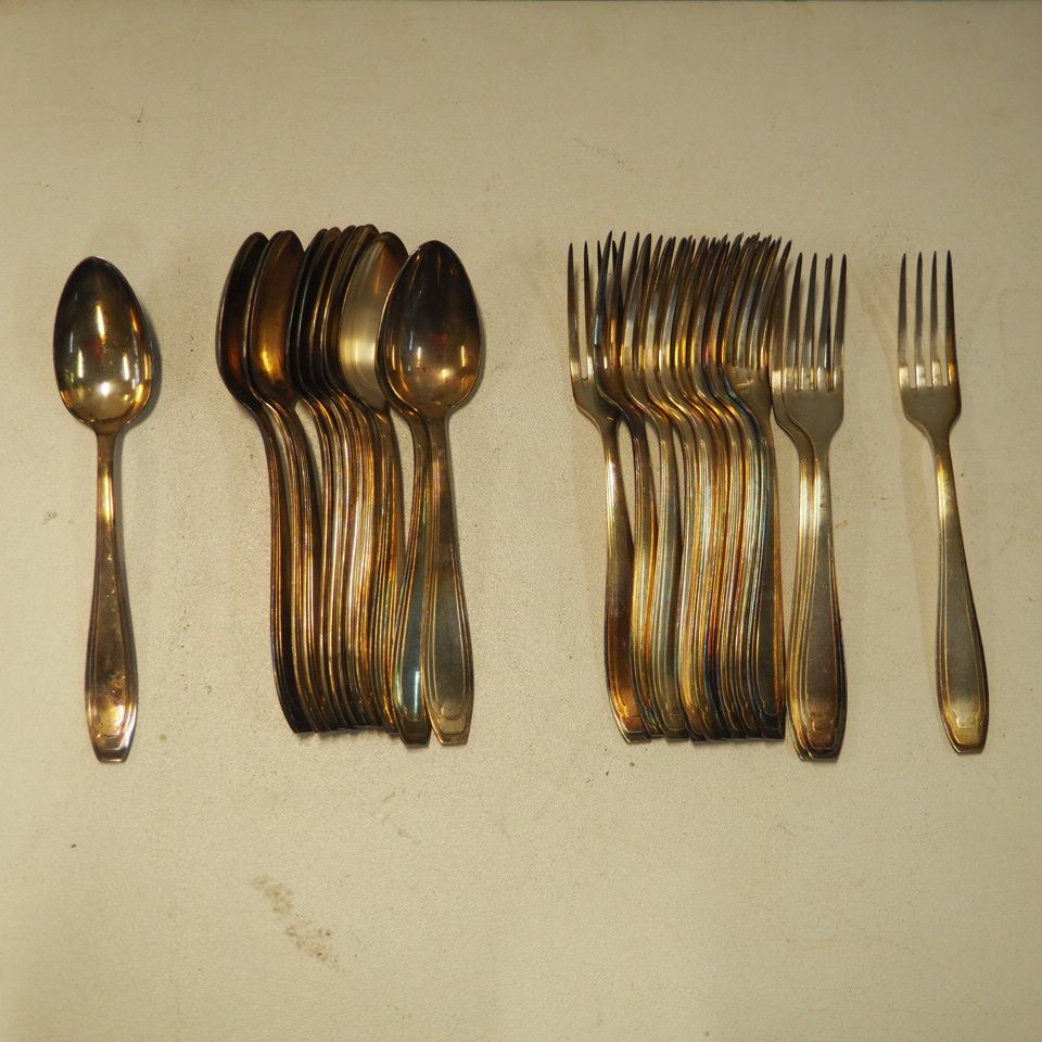 CORNET Cornet : 一套24件餐具（12把叉子和12把勺子），镀银 100/1000
