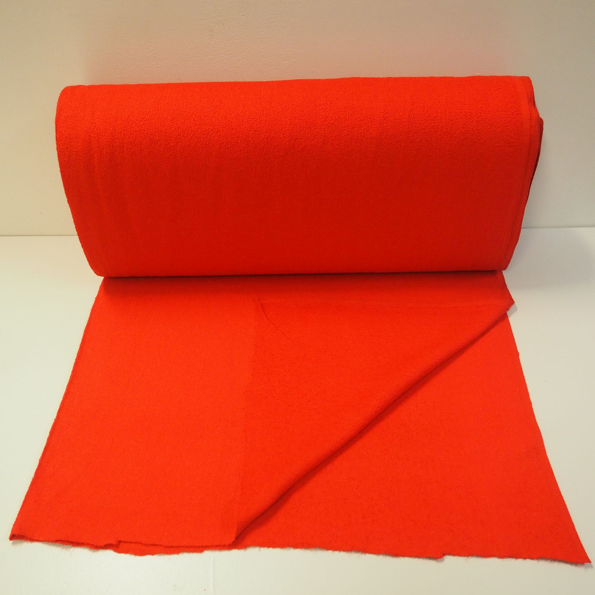 Null Stoff um 1970 geschnitten, 100% Baumwolle einfarbig rot, L: 17 m, B: 120 cm&hellip;