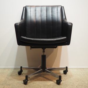 Null 约1960年的办公椅：木质结构，用泡沫和黑色乙烯基覆盖，五星级的可伸缩中央脚轮。