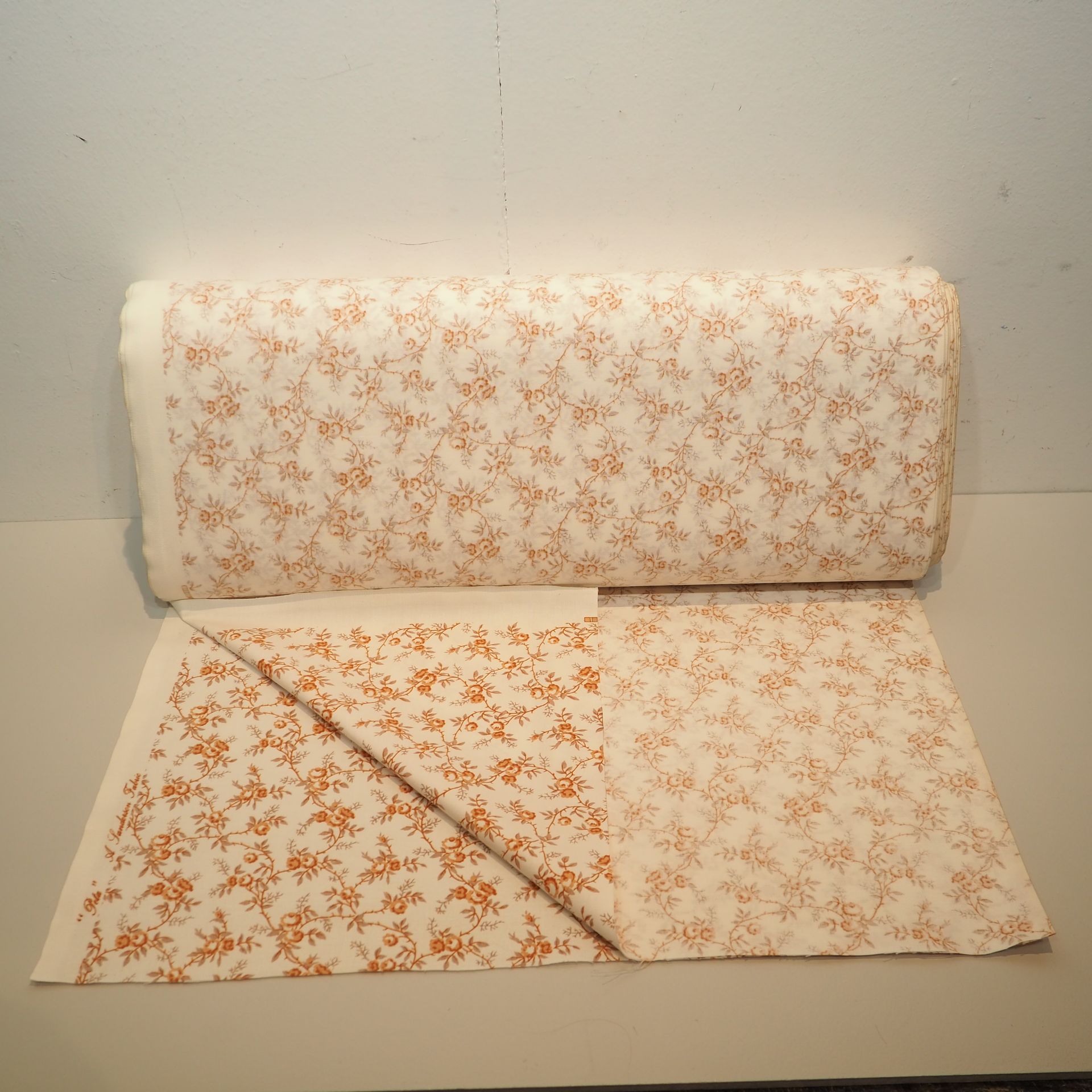 Null Coupe tissu vers 1970, décor floral sur fond clair, L: 16 m, l: 124 cm, poi&hellip;