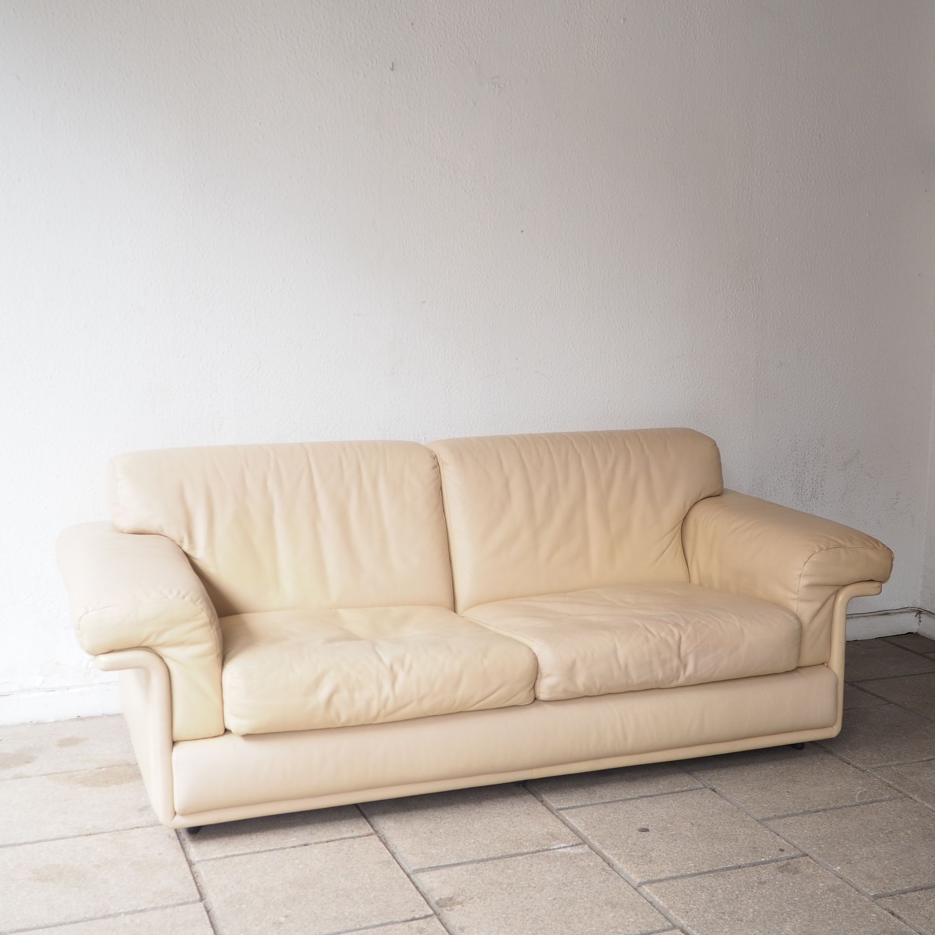 DE SEDE De Sede：约1970年的双座沙发，木制框架，带泡沫填充物和奶油色皮套，印有De Sede，宽：200，深：90，高：35/80厘米