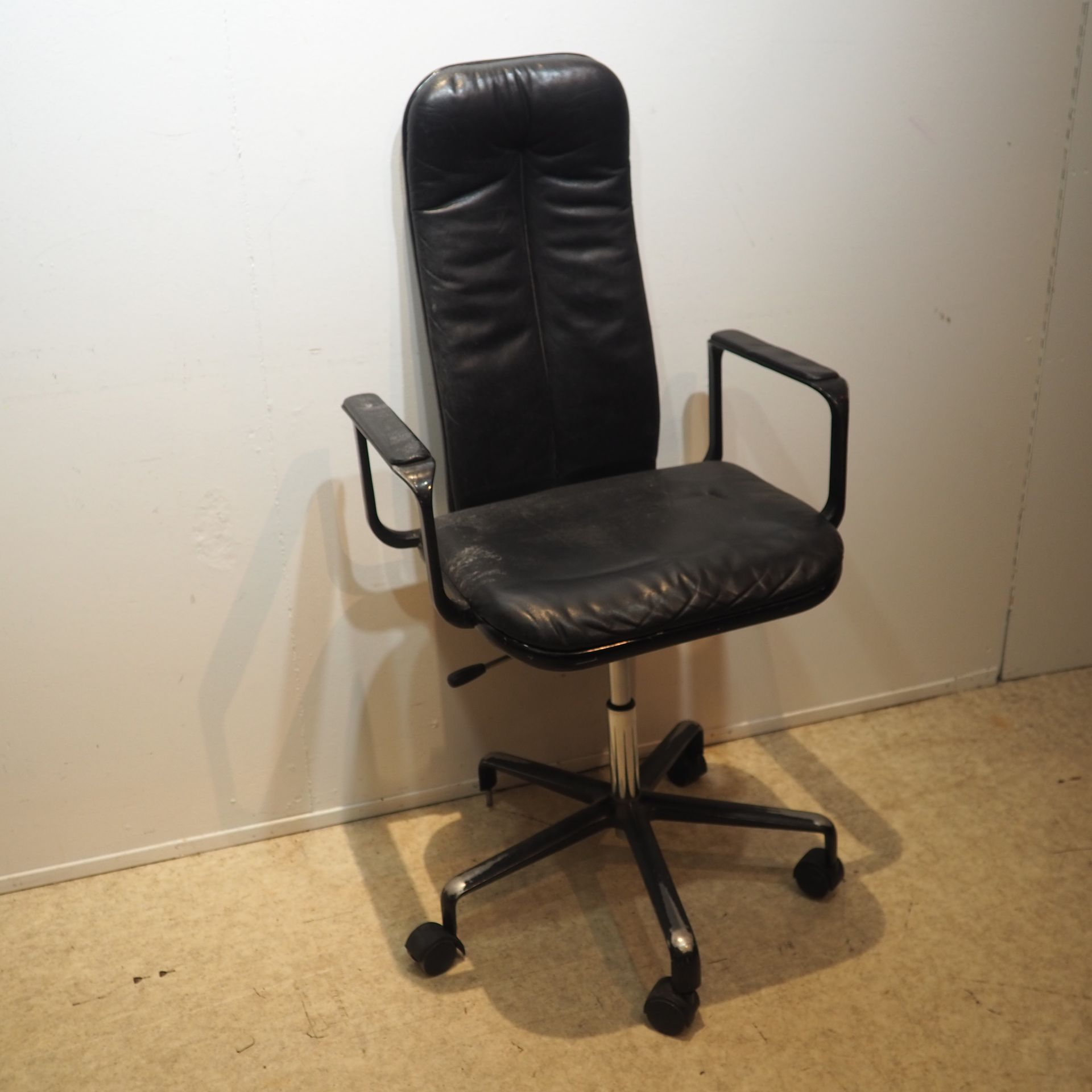 Fred Scott 弗雷德-斯科特：办公椅，座椅和椅背，黑色皮革（待修复，缺少一个脚轮+锁）。