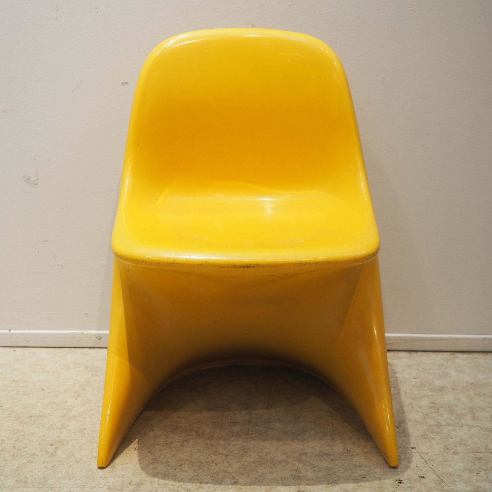 Alexandre Begge Alexandre Begge / Casala: 儿童椅，Casalino模型，设计于1970年，模制塑料，黄色，第一系列