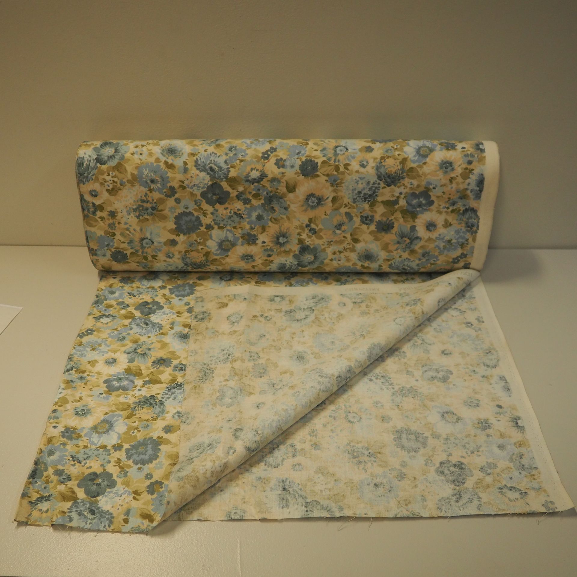 Null Coupe tissu vers 1970, décor floral intonation bleu, L: 15 m, l: 120 cm, po&hellip;
