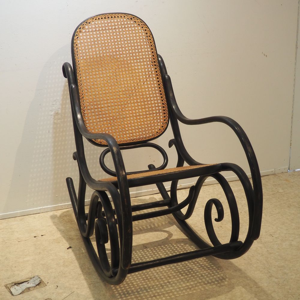 THONET Thonet : 约1900年的摇椅，黑色漆面的弧形木头，座椅和椅背上有老式的藤条，状况良好