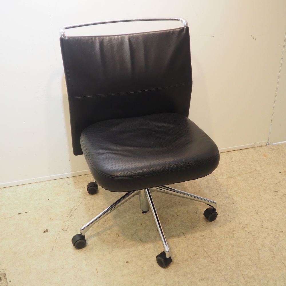 Citterio Antonio Citterio Antonio / Vitra :办公椅，金属框架，座椅和靠背采用泡沫材料，并以黑色皮革覆盖。带倾斜度的可伸&hellip;